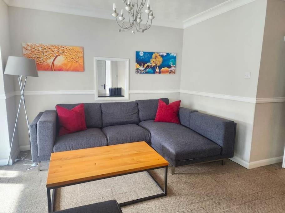 Kennedy Villa - 5 Bedroom House With Hot Tub, Wifi, Free Parkings, Close To Bicester Village Exterior foto